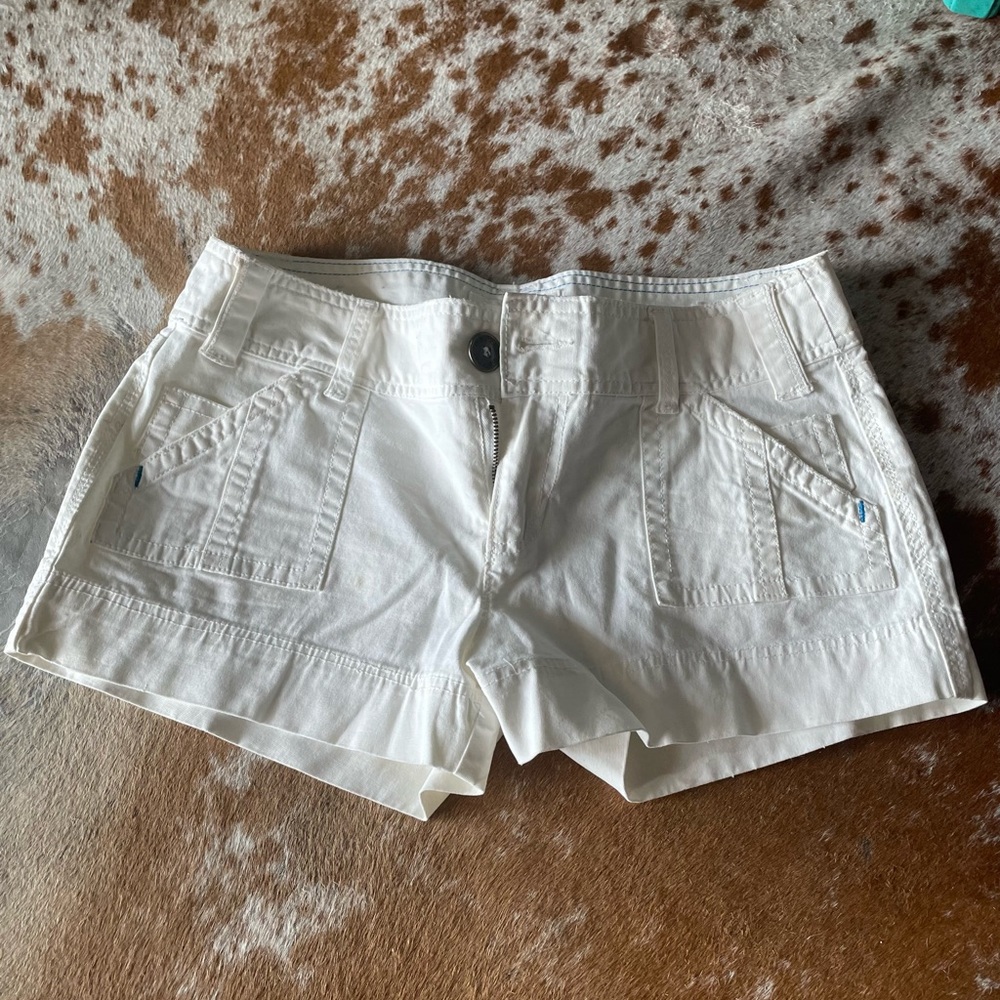Maurice’s white shorts 9/10